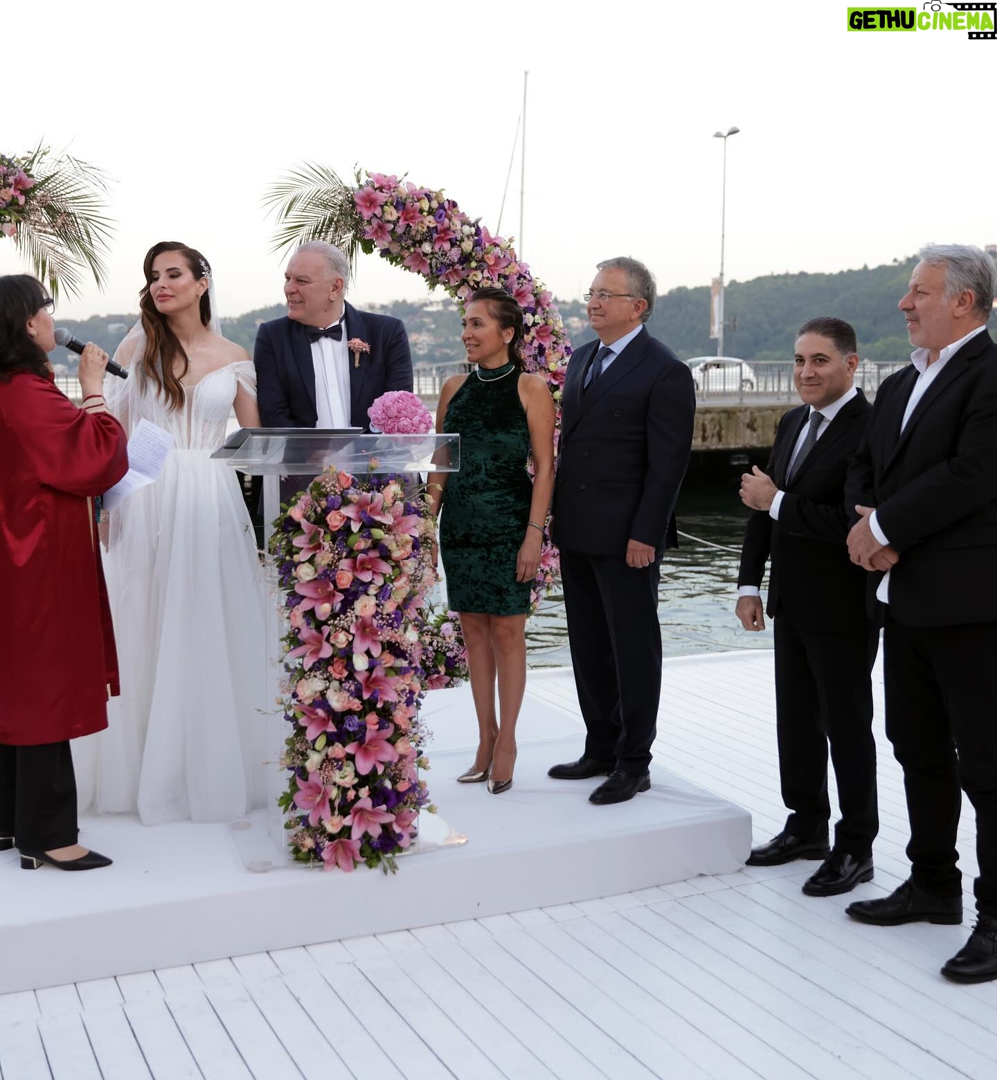 Burak Sergen - 29.5K Likes - Dün gece hayatımı birleştirdiğim sen GİZEM !
Seni herkesten koruyacağım 🌿tertemiz duygularımla sonsuza kadar seveceğim 🌿 elimden ne gelirse yapacağım seni kem gözlerden kıskanç duygulardan uzak tutacağım 🌿 bende saklı duygularla aşkımla saracağım 🌿
ÇÜNKÜ Sen yapmadıklarımda yazmadıklarımda saklısın hoşgeldin hayatıma 💫