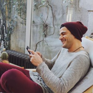 Burak Sevinç Instagram - “Mutlu olduğumuz için gülmeyiz; güldüğümüz için mutluyuzdur.” 😉 Gülün 😆 Gününüz güzel geçsin 🙏