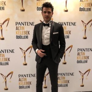 Burak Sevinç Instagram - Bu güzel geceye beni hazırlayan değerli @aylinatci  ve değerli @damat_official @dsdamatonline @tweenofficial  ailesine sonsuz teşekkürler 🙏 😉 tekrar görüşmek dileğiyle... 🌟