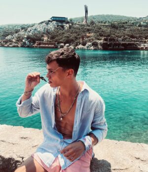 Burak Temiz Instagram - Teknik aksaklıklarla yeniden atılan post check 😂
"Bodrum Vibes" 🏝️