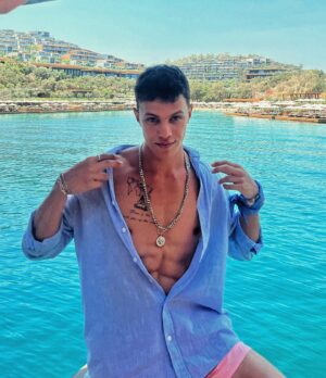 Burak Temiz Instagram - Teknik aksaklıklarla yeniden atılan post check 😂
"Bodrum Vibes" 🏝️