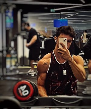 Burak Temiz Instagram - Hedeflerin için çalışmaya devam etmek zorundasın!