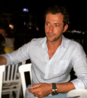 Burç Kümbetlioğlu Instagram - "İşim gücüm budur benim,
Gökyüzünü boyarım her sabah,
Hepiniz uykudayken.
Uyanır bakarsınız ki mavi."
📷 @erseny
