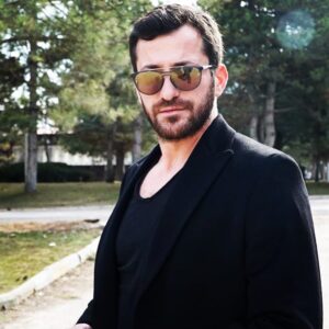 Burç Kümbetlioğlu Instagram - Ya Tam Açacaksın Yüreğini ya da Hiç Yeltenmeyeceksin. Grisi Yoktur Aşkın; Ya Siyahı Ya Beyazı Seçeceksin. Şems...