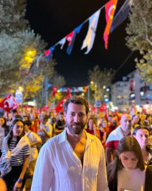 Burç Kümbetlioğlu Instagram - Cumhuriyetimizin 100.yılı 
Nice 100 yıllara.
Ulu Önder Gazi Mustafa Kemal ATATÜRK ve silah arkadaşlarına saygı, minnet ve rahmetle.
Yaşasın Cumhuriyet…🧿