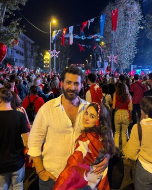 Burç Kümbetlioğlu Instagram - Cumhuriyetimizin 100.yılı 
Nice 100 yıllara.
Ulu Önder Gazi Mustafa Kemal ATATÜRK ve silah arkadaşlarına saygı, minnet ve rahmetle.
Yaşasın Cumhuriyet…🧿