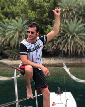 Burç Kümbetlioğlu Instagram - Tatil Yapmasın mı Bu Adam... 😎
📷 @erseny