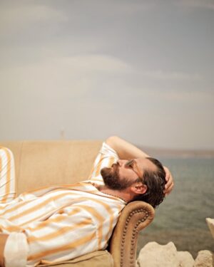 Burç Kümbetlioğlu Instagram - Bir deniz kıyısında otur,
Gemiler sensiz gitsin bırak.
 A.İlhan.
