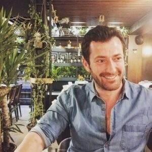 Burç Kümbetlioğlu Instagram - Ne ile Yaşarsın Biliyor musun Çocuk?
Aşk ile Yaşarsın
Hem de Hapşırmadan Çok Yaşarsın :)
#şiirsokakta