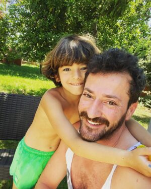 Burç Kümbetlioğlu Instagram - Avuç içi kadar mutluluk…