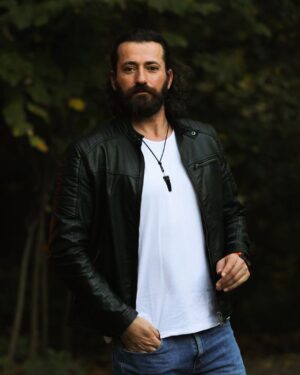 Burç Kümbetlioğlu Instagram - ‘ Yola çıkınca her sabah
Bulutlara selam ver
Taşlara,kuşlara
Atlara, otlara
İnsanlara selam ver.
Ne görürsen selam ver.
Sonra çıkarıp cebinden aynanı
Bir selam da kendine ver.
Hatırın kalmasın el gün yanında
Bu dünya da sende varsın !
Üleştir dostluğunu varlığa
Bir kısmı seni de sarsın. ‘
 Üstün Dökmen