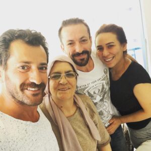 Burç Kümbetlioğlu Instagram - Musmutlu Bir Bayram Olsun Herkese Sevdiklerinizle.
Eksikler Olsa da Bu Bayramda Böyle.