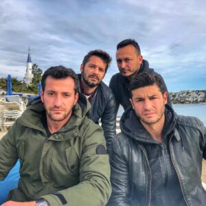 Burç Kümbetlioğlu Instagram - Yeni yıl için çok heyecanlıyız. Bir arada olmaktan dolayı o kadar mutluyuz ki anlatamam. Sizce de Öyle Değil miyiz?
#newyear