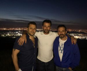 Burç Kümbetlioğlu Instagram - Biz Üç Canız
Üç Gardaş...
🙏🙏🙏