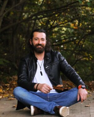Burç Kümbetlioğlu Instagram - ‘ Yola çıkınca her sabah
Bulutlara selam ver
Taşlara,kuşlara
Atlara, otlara
İnsanlara selam ver.
Ne görürsen selam ver.
Sonra çıkarıp cebinden aynanı
Bir selam da kendine ver.
Hatırın kalmasın el gün yanında
Bu dünya da sende varsın !
Üleştir dostluğunu varlığa
Bir kısmı seni de sarsın. ‘
 Üstün Dökmen