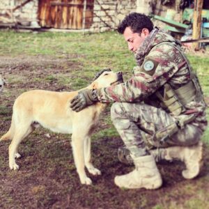 Burç Kümbetlioğlu Instagram - Sevgi Ne Güzel Şey be Usta...
Kış Geldi Onları Unutmayalım Olur mu...!