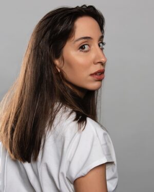 Büşra Çam Instagram - 2021 @_naiv__ çekimi headshot’ım, fırından taze çıktı 🤭 @pinholeistanbul özleşmişiz efenim 💙