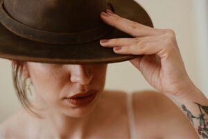Büşra Çam Instagram - Lonesome cowgirl #northfork 
@goorinbros 🧡