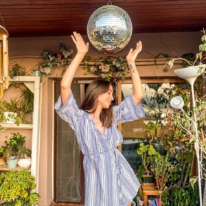 Büşra Çam Instagram - Başımın üstünde disco topları, seviyorum 90’lar türkçe popları