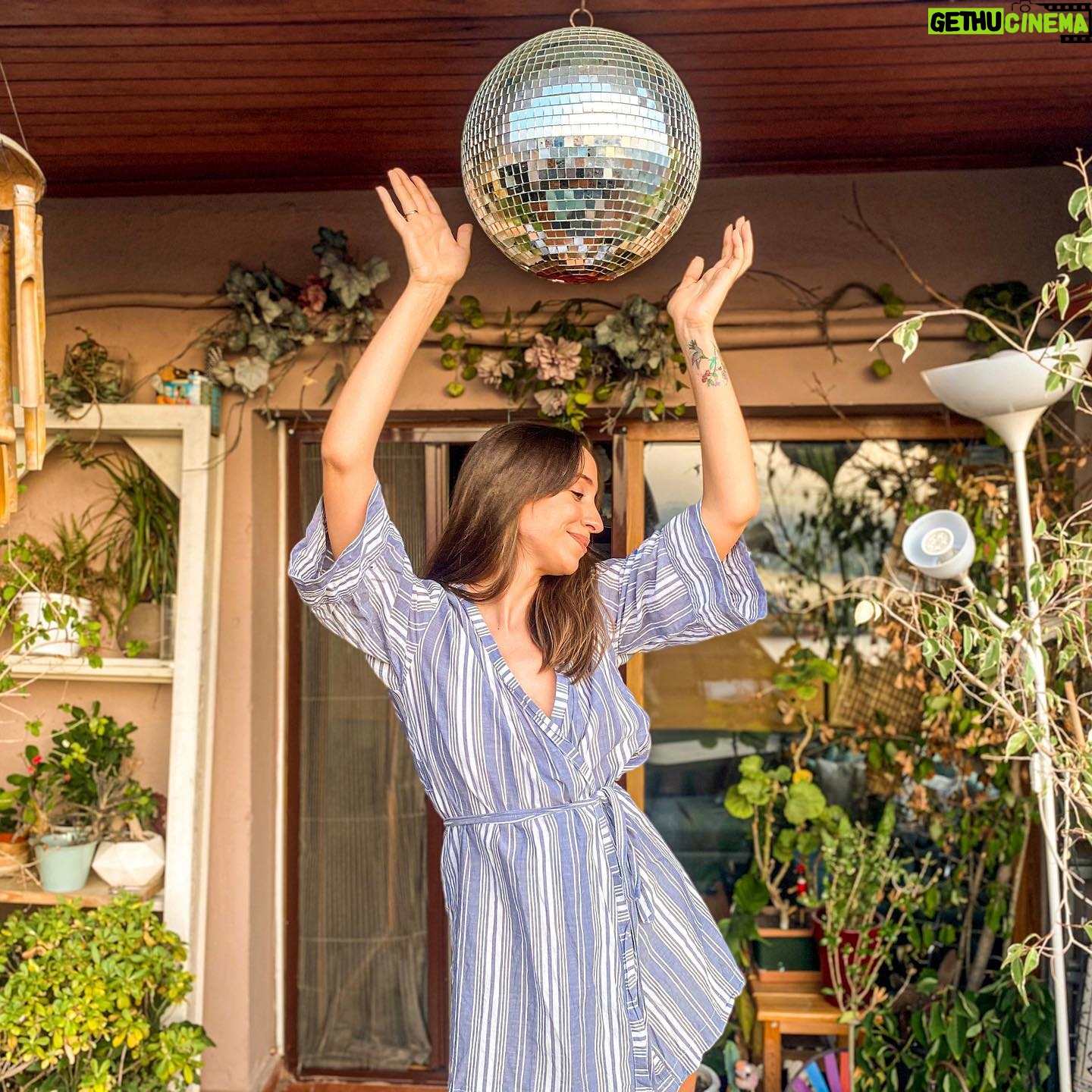 Büşra Çam - 1.2K Likes - Başımın üstünde disco topları, seviyorum 90’lar türkçe popları