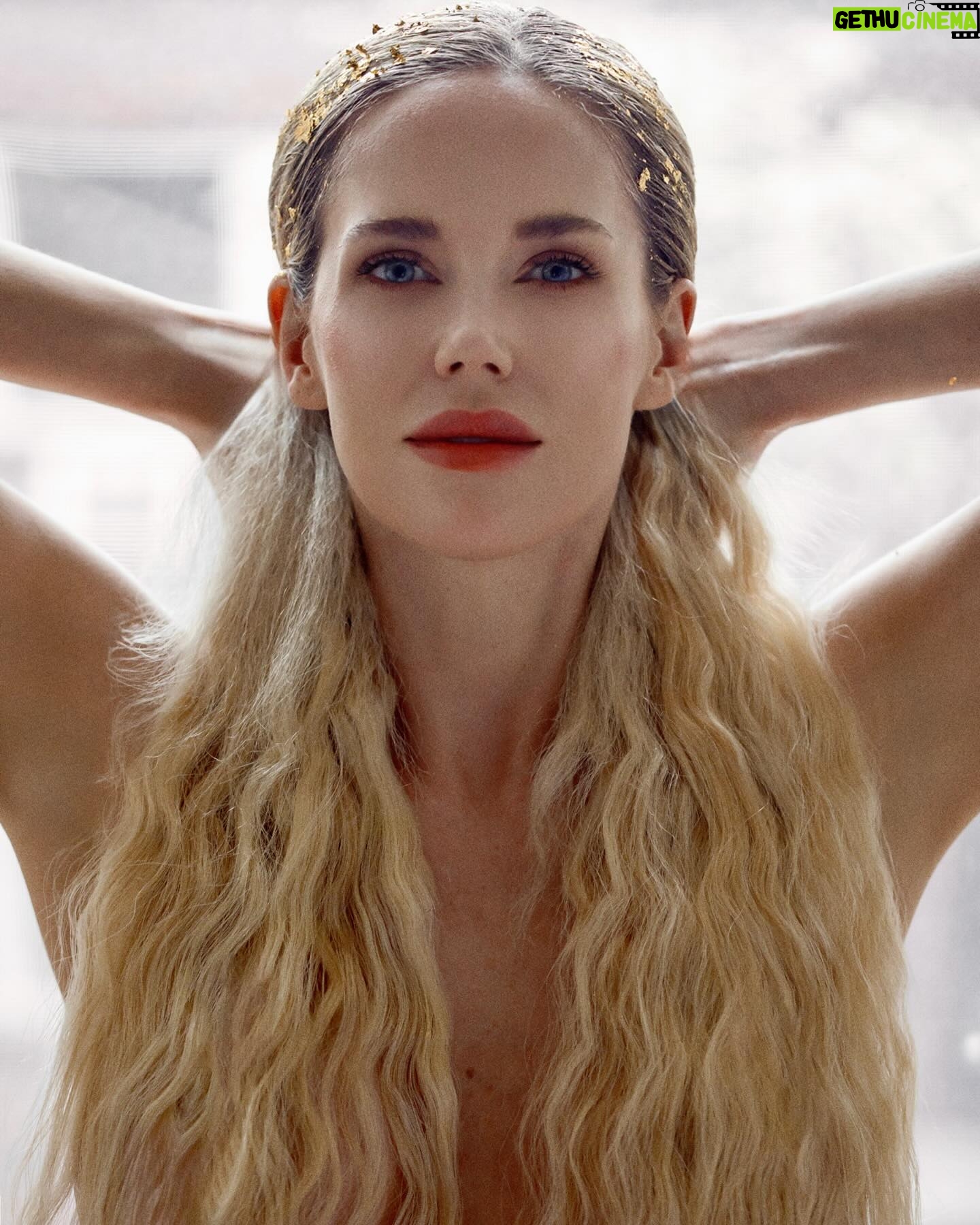 Byrdie Bell - 3 Likes - More gold
:
:
:
Photography @ale_poveda //// Hair @marcosd1az