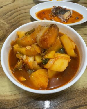 Byun Young-joo Instagram - 이것은 병어찌개다. 전주의 향리. 사장님댁에 입양되고 싶다