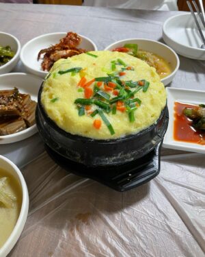 Byun Young-joo Instagram - 요즘 나의 놀이동산이자 아울렛인 고양의 화훼마트. 홍콩야자와 남천, 올리브를 새 식구로. 그리고 아보카도 씨앗은 한달이 지나면 저렇게 뿌리가… 일하다 우연히 가게 된 당진. 이름처럼 맛있었던 “가보자맛집”의 등갈비찜. 그리고 면천창고의 커피… 작년촬영의 흔적.