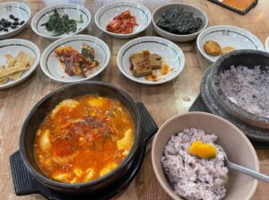 Byun Young-joo Instagram - 급 제주 출장. 모두 나른하면서 평화로운 봄 되시길.