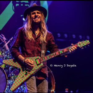 C.C. DeVille Instagram - Vallon "V" custom made "vallon eyesore" #vallon #guitar #gmp #flyingv #poison  #ccdeville #uncasville #Connecticut #tour #mohegansun