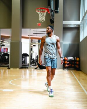 CJ McCollum Instagram - Target practice with a legend. Been about 7 years since we got a workout in together 7. Appreciate the work brotha and glad to see you still training like it’s pre draft 🤝. The left hand Hesi pull up trey is a shot I stole a long time ago. Been about a decade. A lot has changed since we first met @cbrickley603 . Glad to see everything going well for you. The work is undefeated 🤝 
📷/ @nextsubject
