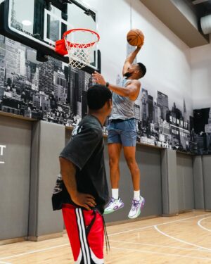 CJ McCollum Instagram - Target practice with a legend. Been about 7 years since we got a workout in together 7. Appreciate the work brotha and glad to see you still training like it’s pre draft 🤝. The left hand Hesi pull up trey is a shot I stole a long time ago. Been about a decade. A lot has changed since we first met @cbrickley603 . Glad to see everything going well for you. The work is undefeated 🤝 
📷/ @nextsubject