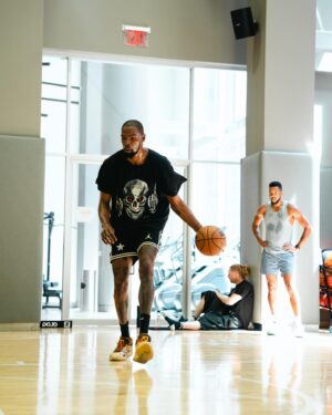 CJ McCollum Instagram - Target practice with a legend. Been about 7 years since we got a workout in together 7. Appreciate the work brotha and glad to see you still training like it’s pre draft 🤝. The left hand Hesi pull up trey is a shot I stole a long time ago. Been about a decade. A lot has changed since we first met @cbrickley603 . Glad to see everything going well for you. The work is undefeated 🤝 
📷/ @nextsubject
