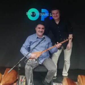 Çağlar Çorumlu Instagram - Sahnemiz @tiyatrops un ilk konserini canım abim @erdalerzincan ın muhteşem  5 bağlama konseriyle gerçekleştirdik.inanılmazdı.ve sonra bu unutulmaz geceye,o güzel sesiyle,güzel gönlüyle @mercanerzincan dahil oldu.onlar hep çalıp söyleseler,biz de dinlesek.sahnemizin ilk konserinde,tiyatromuzun açılışının 20. gününde,babamın 67. doğum gününde;desteğiniz,dostluğunuz,gülenyüzünüz ,verdiğiniz cesaret  ve yaşattığınız bütün duygular için çooook teşekkür ederim.iyi ki varsınız .sevgi,dostluk ve muhabbet ile🙏❤️🌹😘