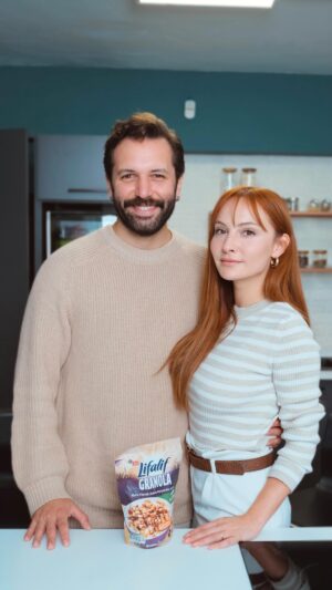 Çağrı Çıtanak Instagram - Bizim mutfak sohbetlerimizden bir kesit diyebiliriz buna🫠 Bir yandan tatil planlarımız için Çağrı’nın kafasına girmeye çalışıyorum , bir yanda da en sevdiğim Eti Lifalif çıtır çıtır lezzetli granola kasemi ondan korumaya çalışıyorum. Pek de başarılı olamıyorum 🥲 

#işbirliği @mutlulukdeninceakla @etilifalif