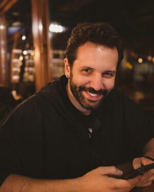 Çağrı Çıtanak Instagram - Bugün çok çalıştım.
Bu ara çok çalışıyorum. 
Daha güzeli için, daha güzel olmak için. 
Karım beni yemeğe götürüyor aralarda. Ödül olarak. 
Birlikte olunca her şey daha güzel. 
Siz de bizimle birlikte misiniz?
.
📷: @basakgumulcinelioglu