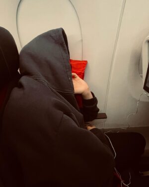Çağrı Çıtanak Instagram - Fotoğraflar Başak ın kendiyle olduğu anlarda, haberi olmadan çekildi. O 3-5 saniyelik boşluklarda ancak bunları çekebildim. Görüntü kalitesine, açısına filan takılmayın artık. 

Çalışmayı, emeği, tadını çıkarmayı, tarihi not düşmeyi, tarihe not düşmeyi ve tarihe geçmeyi, eğlenmeyi, yaşamayı, düşünmeyi seninle birlikte öğreniyorum ve senden ilham alıyorum. Müjdeleyeceğin her haberi, kurduğun her hayali heyecanla bekliyorum. 

Mükemmel ötesi 5 günü geride bıraktık. Kendimize ve birbirimize çok şey öğrettik. Spontane yaşamakla ilgili benim de birkaç fikrim var. Beklemede ve takipte kalın ❤️😎