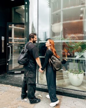 Çağrı Çıtanak Instagram - Date Idea : Grow together , learn together , walk all the way together ! 🧡 Birinci fotoğraf yıllardır hayalini kurduğum ve bugün 1. Ayını tamamladığım RADA’nın kapısının önünde Çağrı beni okuldan aldığında çekildi. 2. Fotoğraf da bu sabah Çağrı’yı @eclondon_uk e ingilizce eğitimine bıraktığımda ve seviye atladığını öğrendiğimizde çekildi. İkimiz de ilk ayımızı tamamladık. Birlikte, birbirimize destek olarak. Bence bu bir kutlamayı hak ediyordu, bizi kutlamak istedim. @ctnkcgri 

Nolur nolmaz #reklam