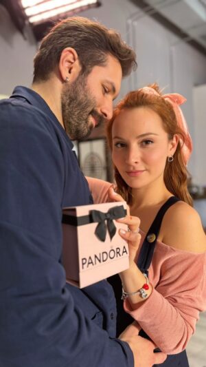 Çağrı Çıtanak Instagram - Pandora ile her anım çok değerli ve rengarenk. Hayatıma girdiğin günden beri kalbimi ışıl ışıl yaptın.✨
Seni seviyorum sevgilim🩷
@theofficialpandora #BeLove #ShotForPandora #işbirliği