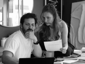 Çağrı Çıtanak Instagram - Date Idea : Study together🧡

Bir süredir @ecenglish ‘in online programı @eclive.online ile İngilizcesini anadil haline getiriyor Çağrı. Bizde adettir birimiz bir şey yapınca diğeri muhakkak bir yerinden dahil olur, tutar bir köşesinden🤓 Konu dil ve konuşmak olunca hele ki ingilizce olunca ben hemen dahil oldum tabi, birlikte bu konuda çok şey yapar olduk. Bu bir tavsiyedir, özellikle dil öğrenmekten korkan, geç kaldığını düşünen, daha önce bir hüsrana uğramış her dilzede için :) Çünkü aslında başlamanın ne yaşı, ne zamanı var! Başlamak şimdi hemen 🤍

Bu fotoğraflar da biz ders çalışırken boş durmayıp eline hemen kamerasını alıp, bir ders saatini bile fotoğraf çekimine çeviren Sekomuz tarafından bize hediye edildi. Madem böyle güzel bir anımız oldu, biz de sizinle paylaşalım istedik! @serkanozturk___ 🤍 

#reklam