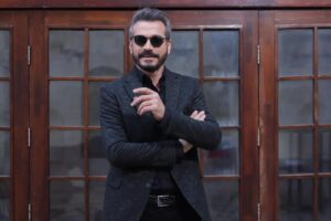 Cahit Gök Instagram - bir takım pozlar.. çek @adm.merve instagram a koyarızlar.. #sahnearası #hercai  biraz fırat biraz cahit 😊😎 bu akşam saat 20:00’da @atvturkiye ‘ye bekleriz..