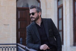 Cahit Gök Instagram - bir takım pozlar.. çek @adm.merve instagram a koyarızlar.. #sahnearası #hercai  biraz fırat biraz cahit 😊😎 bu akşam saat 20:00’da @atvturkiye ‘ye bekleriz..