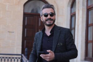Cahit Gök Instagram - bir takım pozlar.. çek @adm.merve instagram a koyarızlar.. #sahnearası #hercai  biraz fırat biraz cahit 😊😎 bu akşam saat 20:00’da @atvturkiye ‘ye bekleriz..