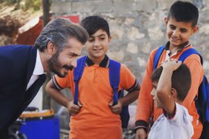 Cahit Gök Instagram - setimize birkaç meraklı göz mü gelmiş.? hep böyle bakın, mutlu olun, merak edin .. #hercai