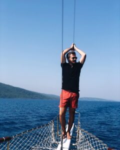 Cahit Gök Instagram - bulut mu olsam,
gemi mi yoksa?
balık mı olsam,
yosun mu yoksa?..
ne o, ne o, ne o.
deniz olunmalı, oğlum,
bulutuyla, gemisiyle, balığıyla, yosunuyla..