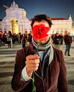 Caio Blat Instagram - Nesse 25 de Abril, Portugal comemora os 50 anos da Revolução dos Cravos, quando se livraram do fascismo e o povo saiu às ruas distribuindo cravos, enquanto essa música, que era a senha, tocava ao mesmo tempo em todas as rádios.
25 de abril sempre, fascismo nunca mais!
Fotos da @patcividanes