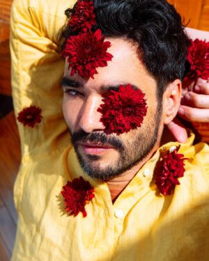 Caio Blat Instagram - Flores e as luzes de Lisboa 

com: @caio_blat 
📷: @isaclouds