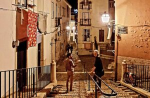 Caio Blat Instagram - Reencontros deliciosos em Lisboa, @monca_torres minha paixão e @ruypat dando milhões de dicas sobre o teatro português, seguido de caminhada noturna pela Alfama.