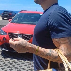 Caio Blat Instagram - Trabalhando aqui nos Açores com a incrível parceira @paollaoliveirareal tive o privilégio de conhecer esse cara. Sempre admirei seu talento, mas agora conheci de perto seu humor, sua gentileza, suas histórias da nata do samba, salve @diogonogueira_oficial 
Passei até o dia dos namorados segurando vela pra esse casal incrível,  numa praia de água quente que sai de dentro de um vulcão de pedras pretas.