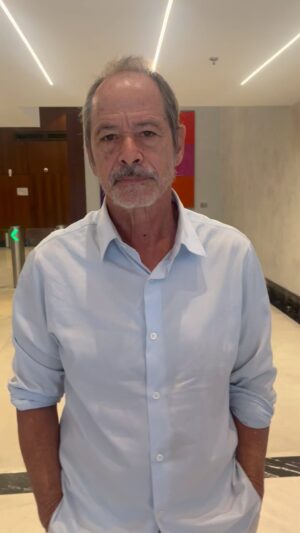 Caio Blat Instagram - Vem aí, “Grande Sertão”, de Guel Arraes. O roteiro de Guel e Jorge Furtado faz uma transposição da literatura de Guimarães Rosa para o cinema a partir do universo da violência dos jagunços do sertão para o território das organizações criminosas de uma periferia urbana. A história, narrada em tom épico, segue a trajetória de Riobaldo, professor que ingressou no bando por amor a Diadorim. No elenco, Caio Blat, Luisa Arraes, Rodrigo Lombardi, Luiz Miranda, Eduardo Sterblitch, Mariana Nunes e Luellen de Castro.
…
Jájá 06/06 estreia no circuito comercial, e fica a dica, merece ser visto na telona, na sala de cinema.