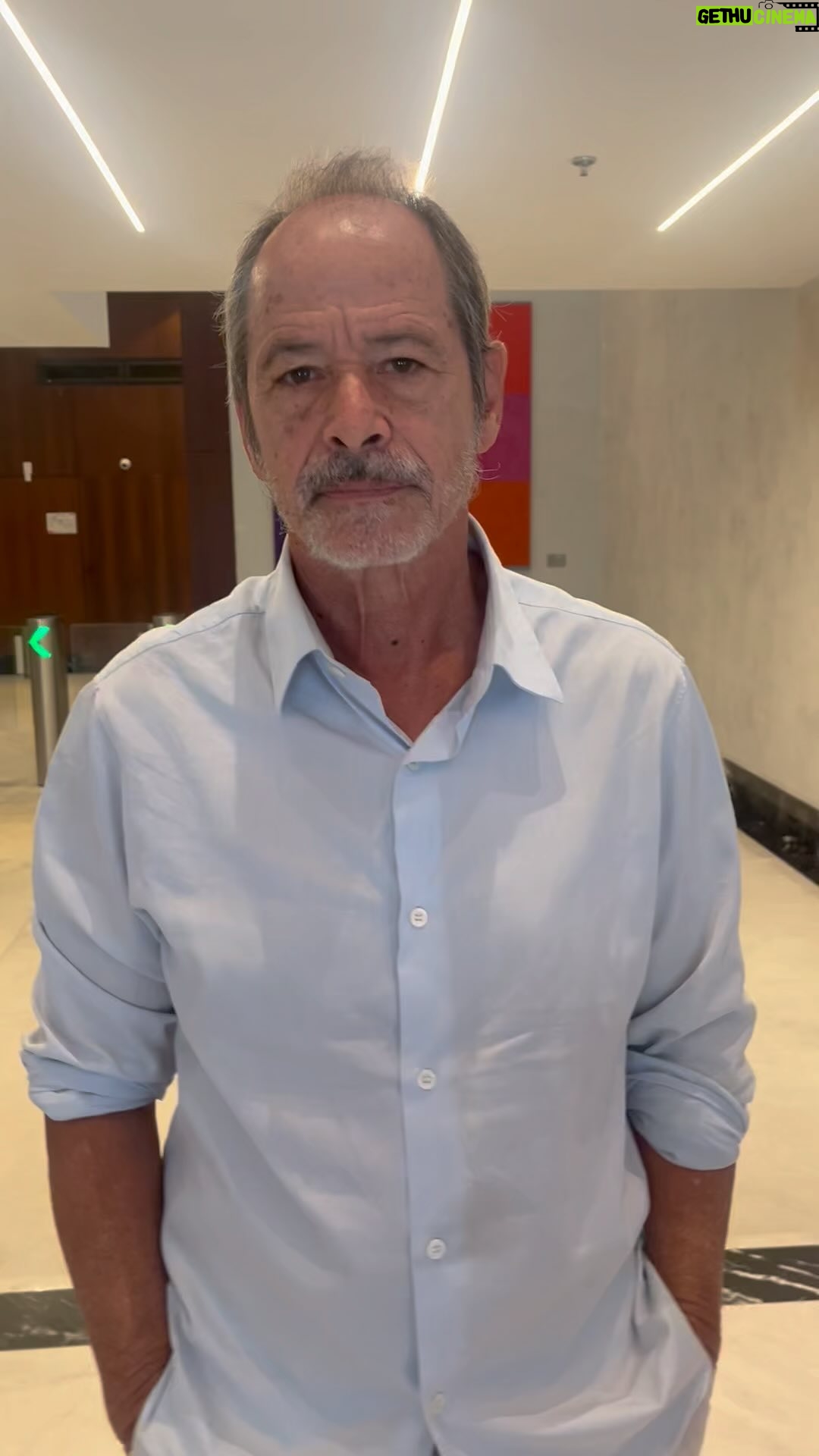 Caio Blat - 1.1K Likes - Vem aí, “Grande Sertão”, de Guel Arraes. O roteiro de Guel e Jorge Furtado faz uma transposição da literatura de Guimarães Rosa para o cinema a partir do universo da violência dos jagunços do sertão para o território das organizações criminosas de uma periferia urbana. A história, narrada em tom épico, segue a trajetória de Riobaldo, professor que ingressou no bando por amor a Diadorim. No elenco, Caio Blat, Luisa Arraes, Rodrigo Lombardi, Luiz Miranda, Eduardo Sterblitch, Mariana Nunes e Luellen de Castro.
…
Jájá 06/06 estreia no circuito comercial, e fica a dica, merece ser visto na telona, na sala de cinema.